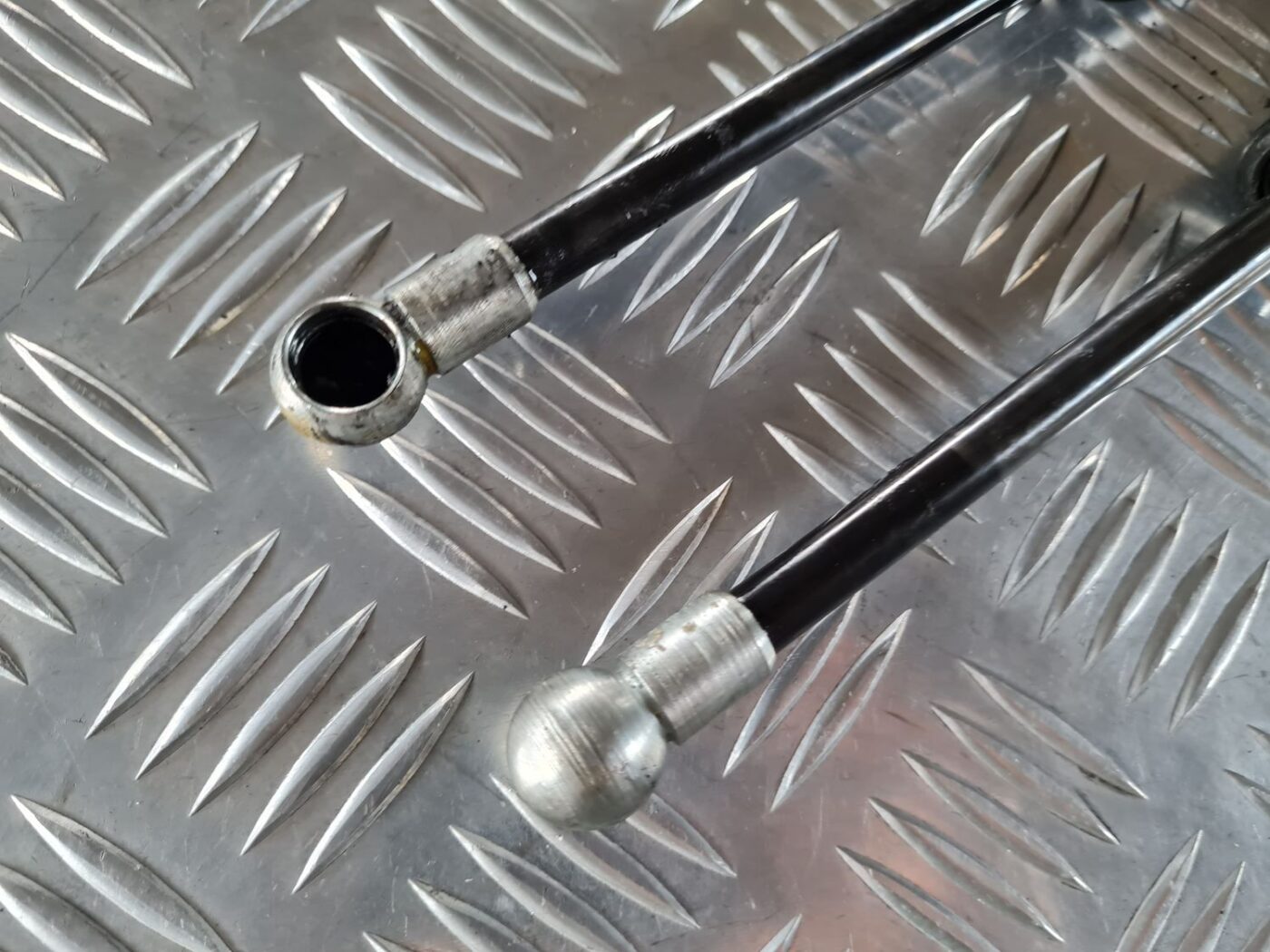 Bagažnieka vāka amortizators priekš SAAB 9-5 1999