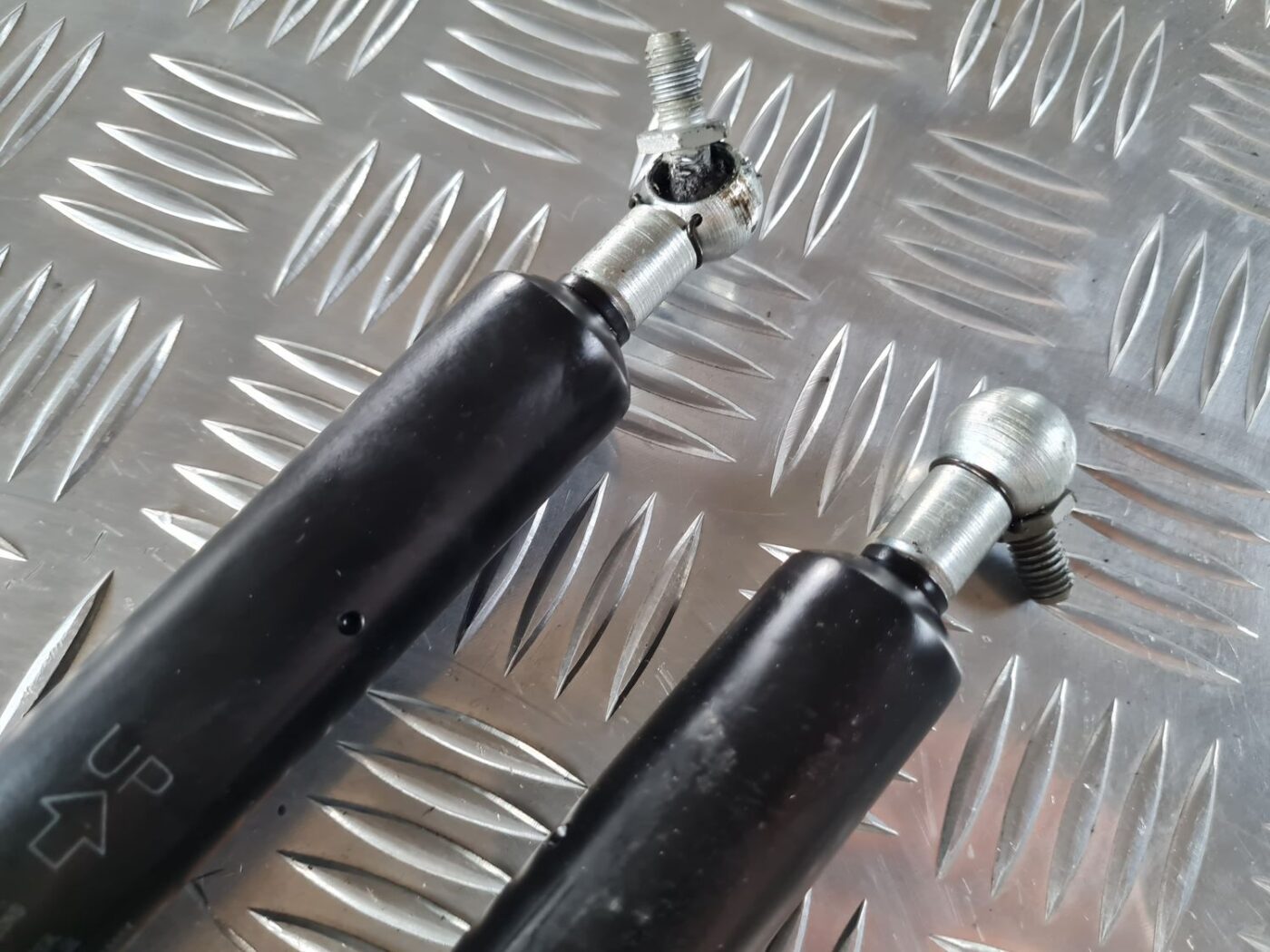 Bagažnieka vāka amortizators priekš SAAB 9-5 1999