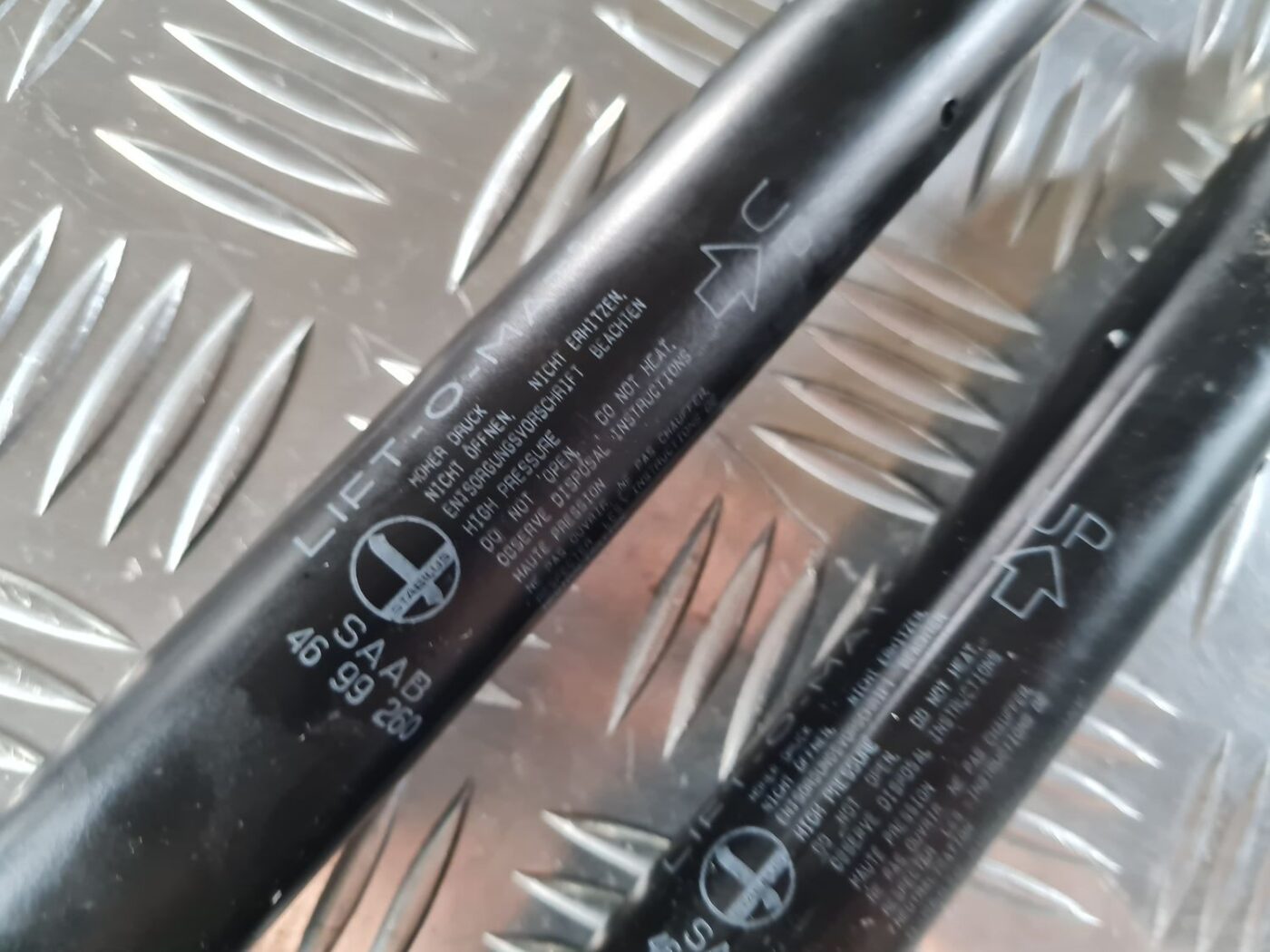 Bagažnieka vāka amortizators priekš SAAB 9-5 1999