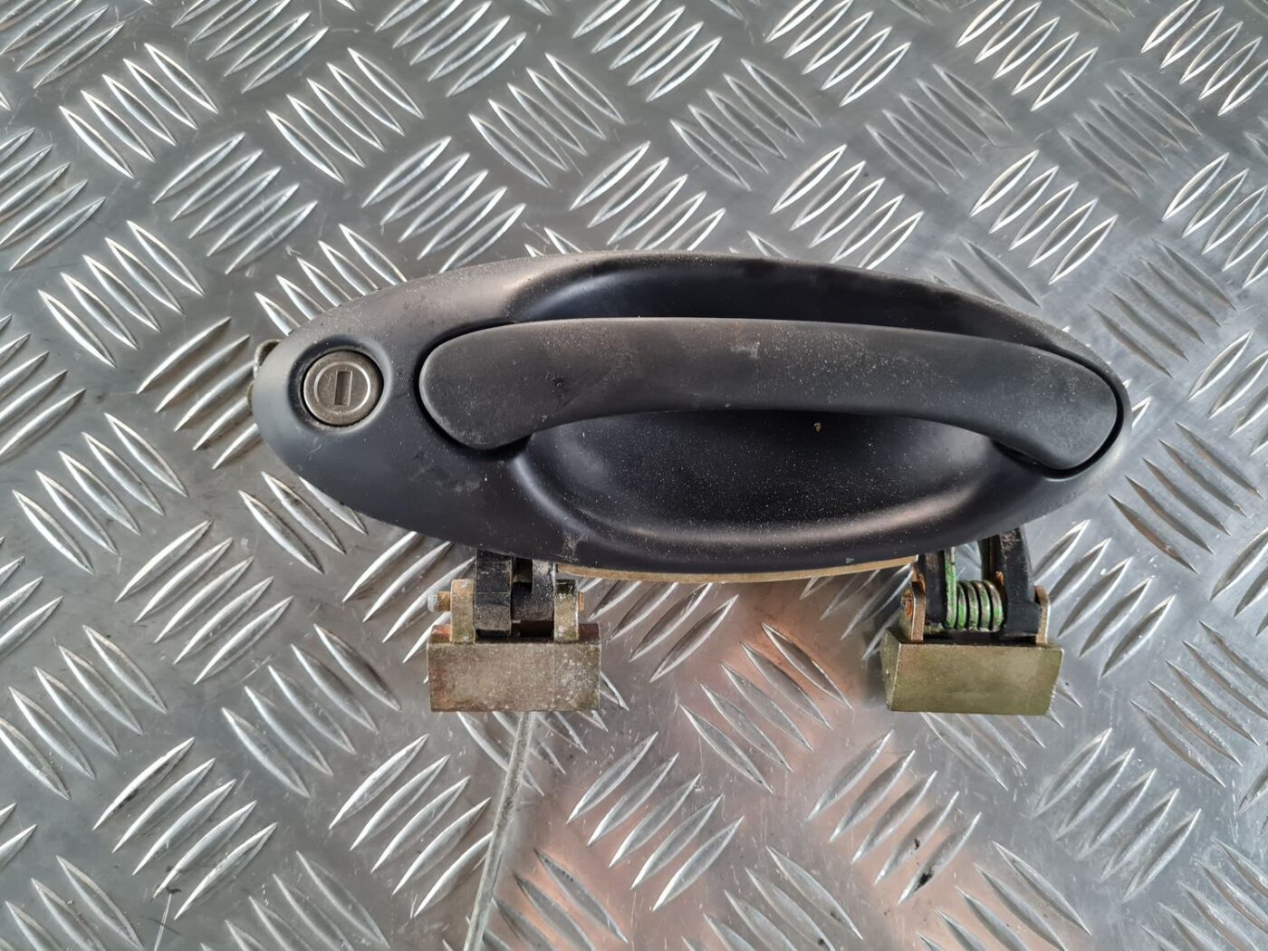 Priekšējāis kreisais durvju rokturis priekš SAAB 9-5 1999 2 Priekšējāis kreisais durvju rokturis priekš SAAB 9-5 1999