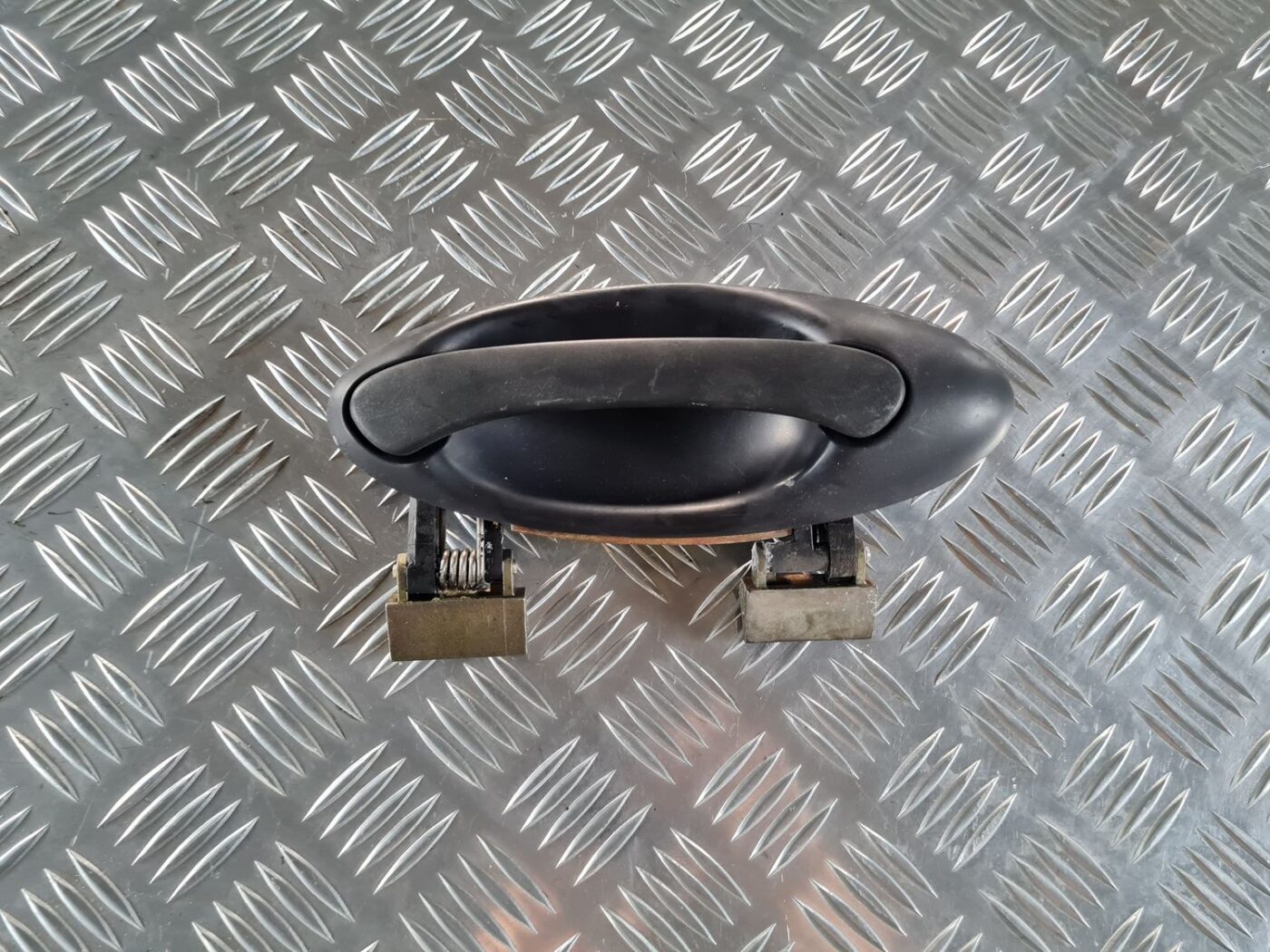 Aizmugurējāis labais durvju rokturis priekš SAAB 9-5 1999 1 Aizmugurējāis labais durvju rokturis priekš SAAB 9-5 1999