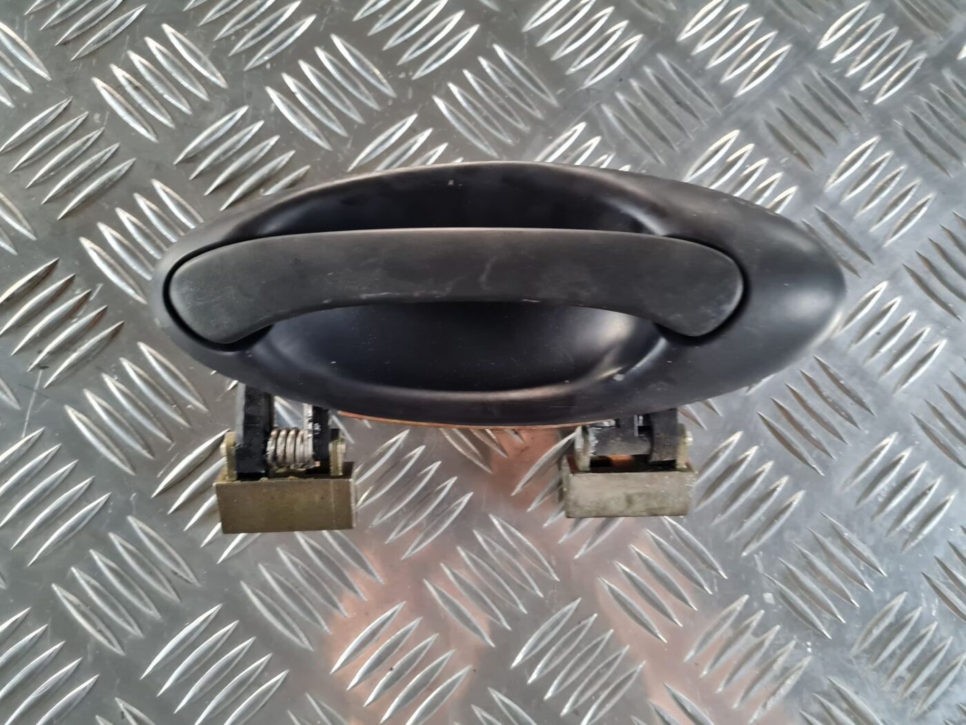 Aizmugurējāis labais durvju rokturis priekš SAAB 9-5 1999 2 Aizmugurējāis labais durvju rokturis priekš SAAB 9-5 1999