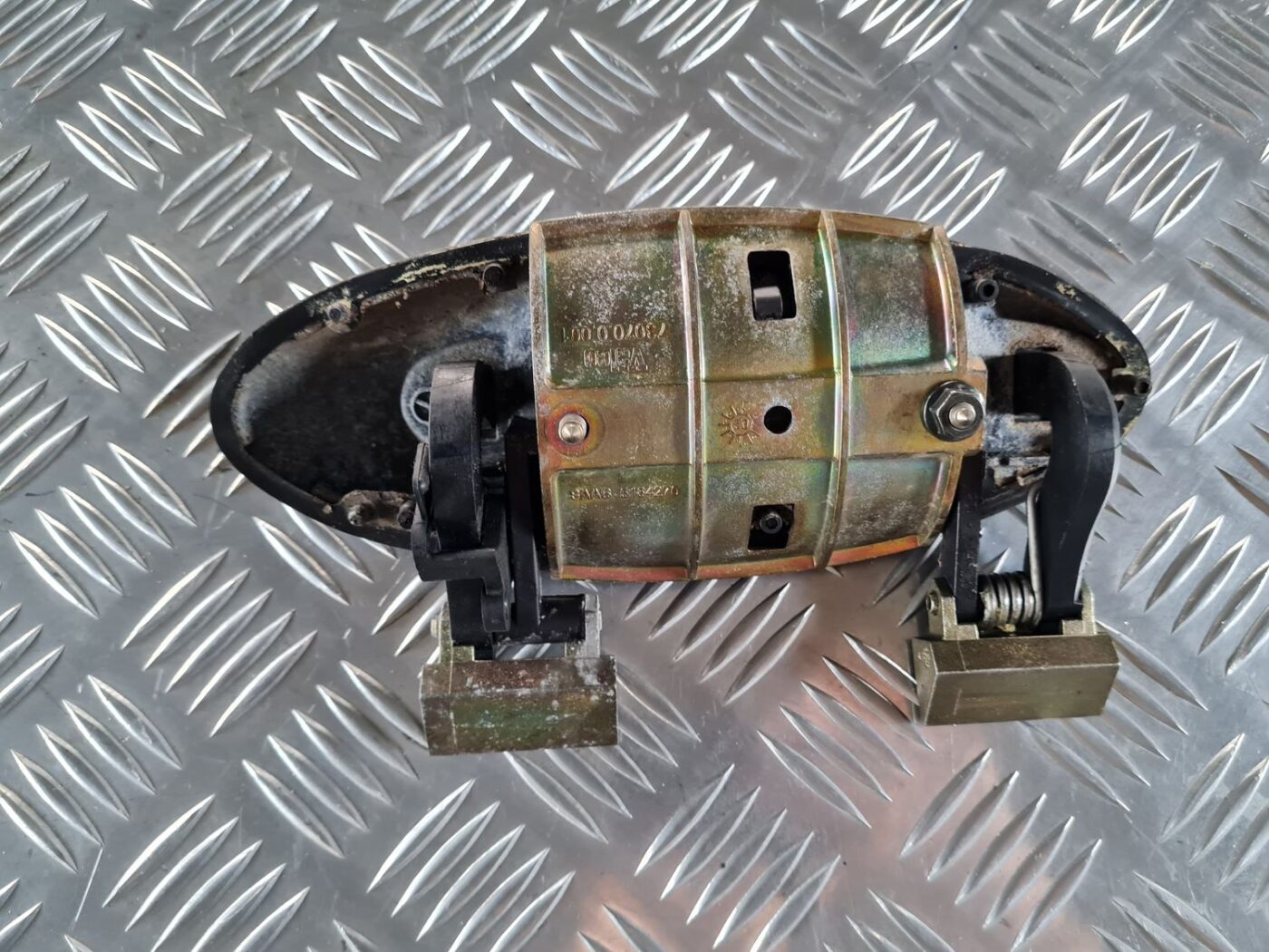 Aizmugurējāis labais durvju rokturis priekš SAAB 9-5 1999 6 Aizmugurējāis labais durvju rokturis priekš SAAB 9-5 1999