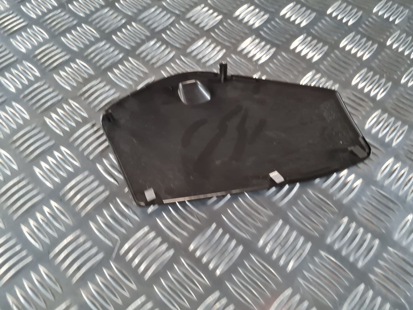 Mērinstrumentu paneļa sānu apdare priekš SAAB 9-5 1999 2 Mērinstrumentu paneļa sānu apdare priekš SAAB 9-5 1999