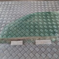 Priekšējo kreiso durvju stikls priekš SAAB 9-5 1999