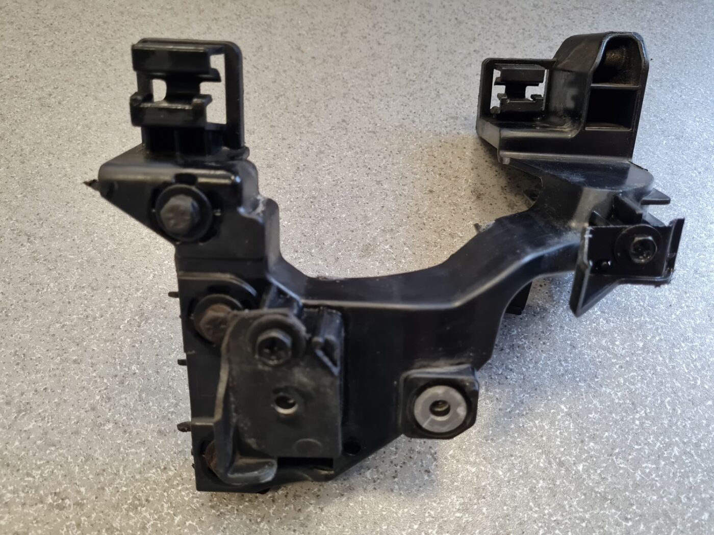 Priekšēja luktura kronšteins priekš KIA CEED 2013 11 Priekšēja luktura kronšteins priekš KIA CEED 2013