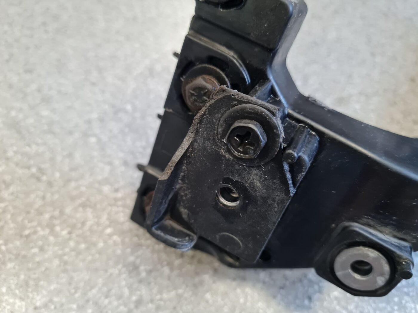 Priekšēja luktura kronšteins priekš KIA CEED 2013 10 Priekšēja luktura kronšteins priekš KIA CEED 2013