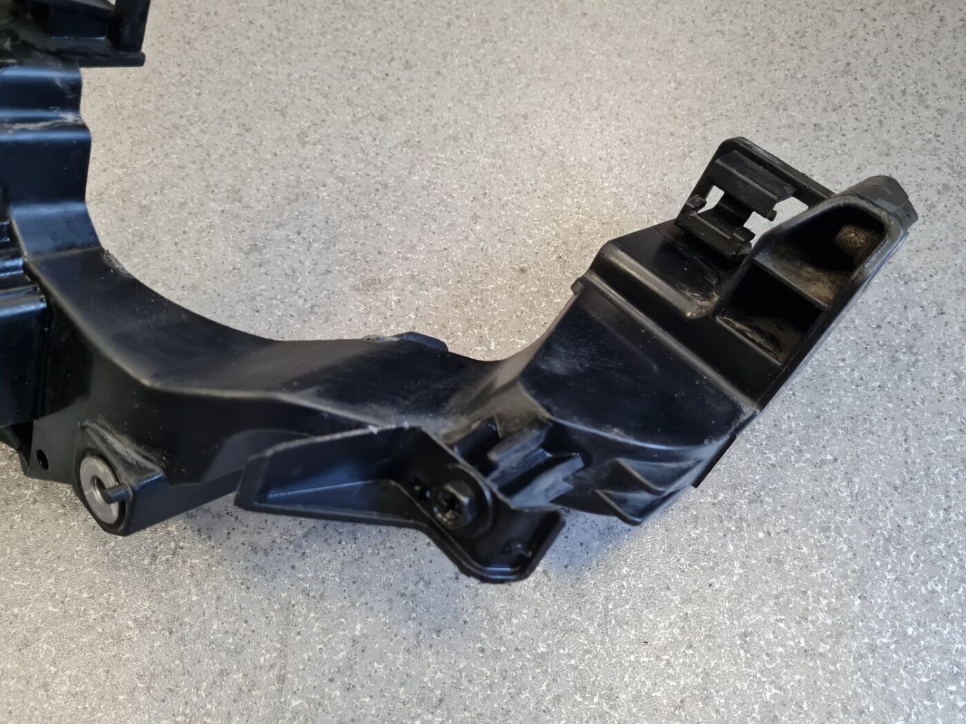 Priekšēja luktura kronšteins priekš KIA CEED 2013 9 Priekšēja luktura kronšteins priekš KIA CEED 2013