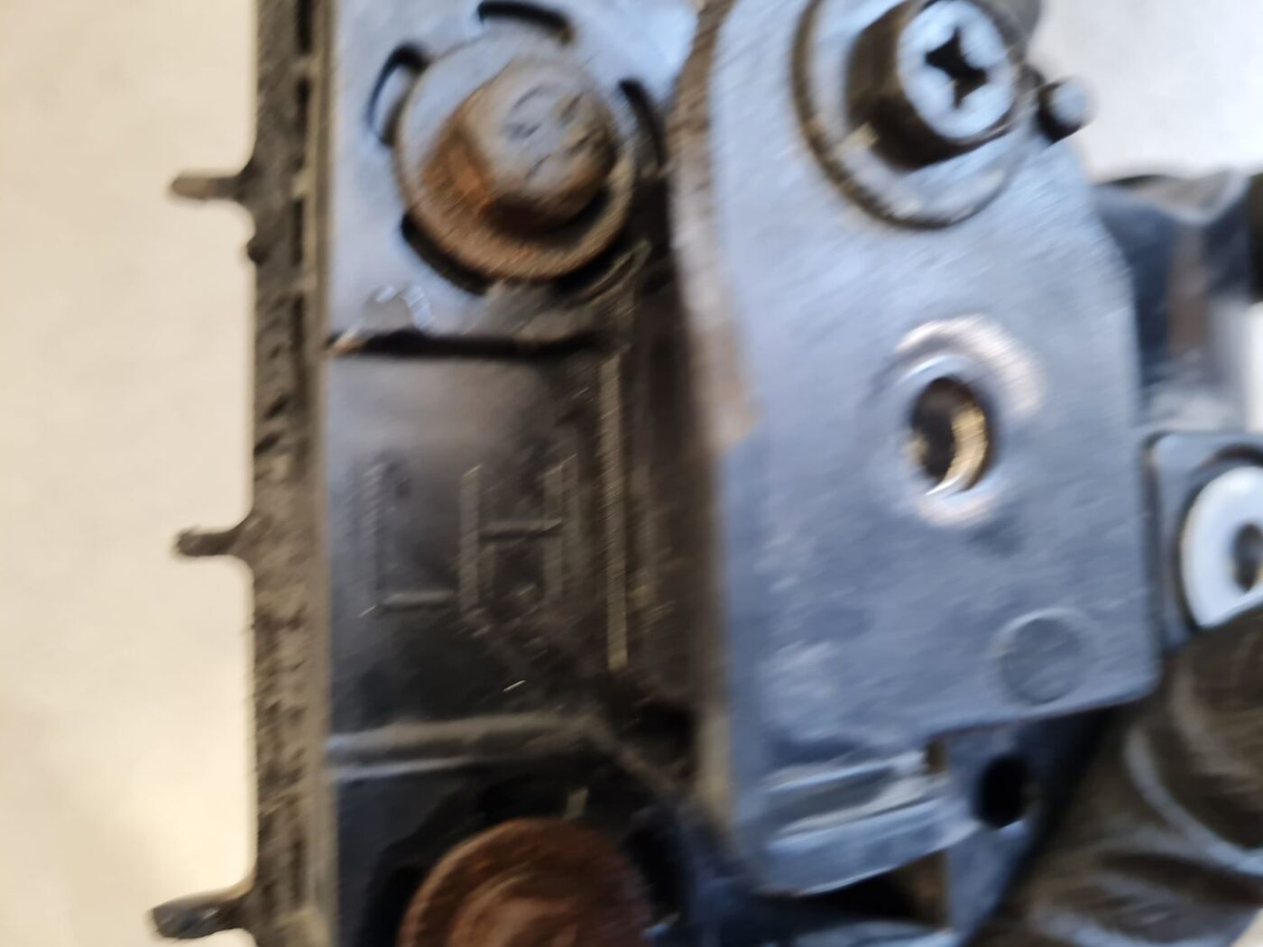 Priekšēja luktura kronšteins priekš KIA CEED 2013 4 Priekšēja luktura kronšteins priekš KIA CEED 2013