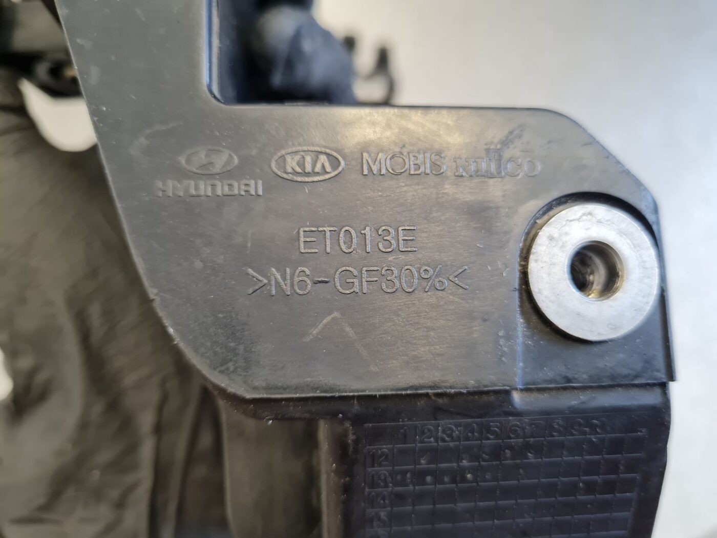 Priekšēja luktura kronšteins priekš KIA CEED 2013 3 Priekšēja luktura kronšteins priekš KIA CEED 2013