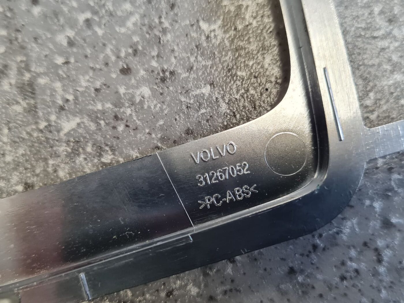 Mērinstrumentu paneļa dekoratīvais rāmis priekš VOLVO XC60 2009 3 Mērinstrumentu paneļa dekoratīvais rāmis priekš VOLVO XC60 2009