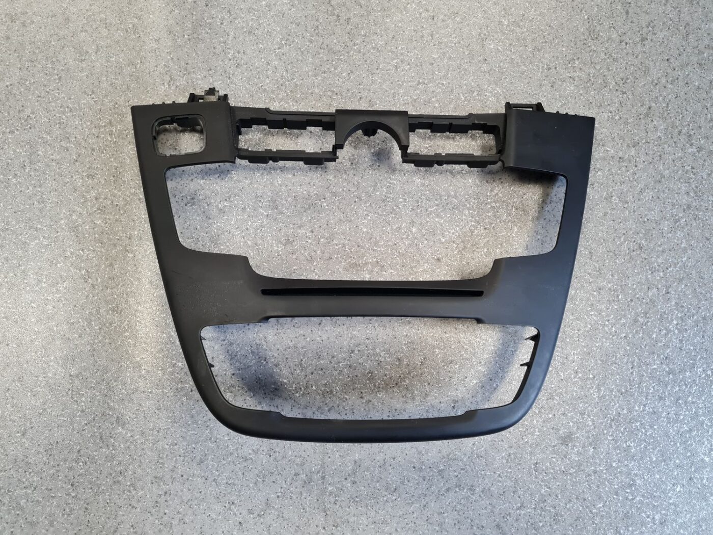 Mērinstrumentu paneļa dekoratīvais rāmis priekš OPEL INSIGNIA SPORTS TOURER 2013 2 Mērinstrumentu paneļa dekoratīvais rāmis priekš OPEL INSIGNIA SPORTS TOURER 2013