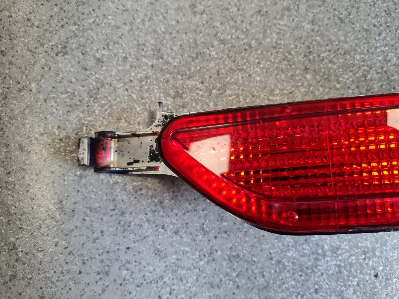 Miglas lukturis aizmugurē kreisā pusē priekš VW TOUAREG 2018