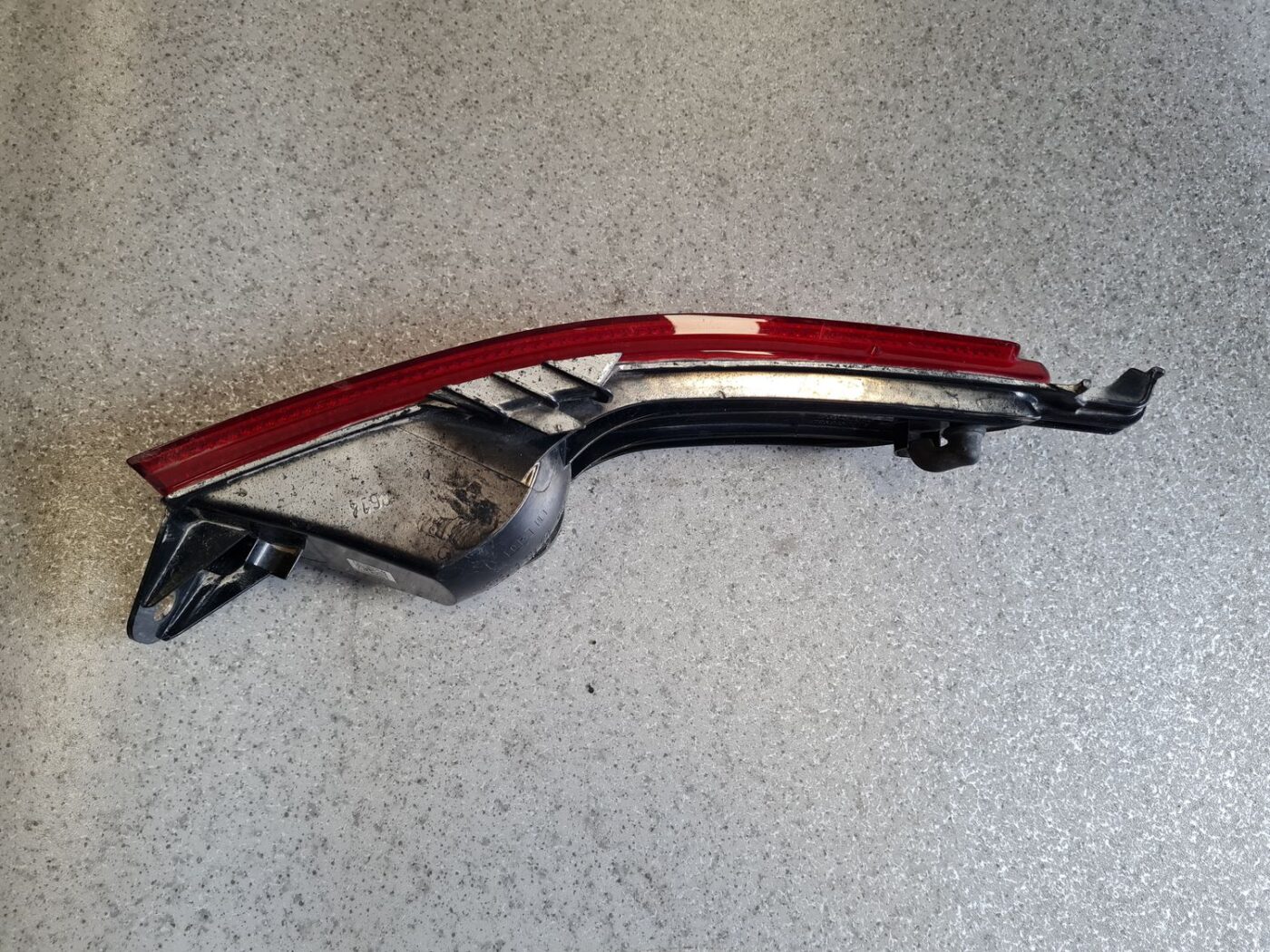 Miglas lukturis aizmugurē kreisā pusē priekš VW TOUAREG 2018