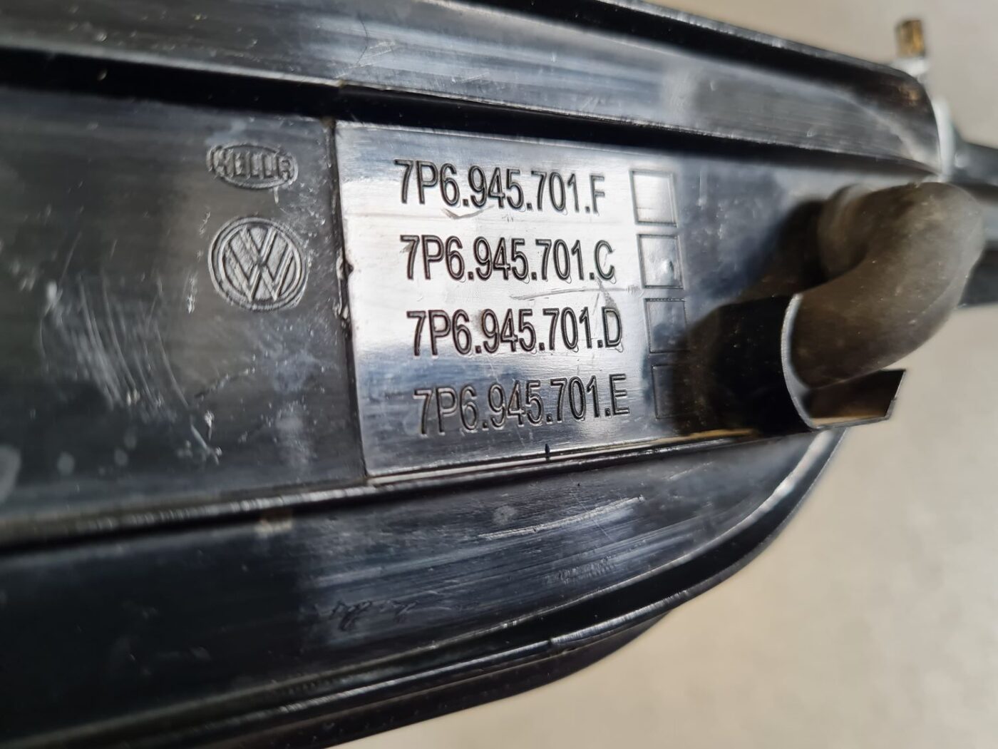 Miglas lukturis aizmugurē kreisā pusē priekš VW TOUAREG 2018