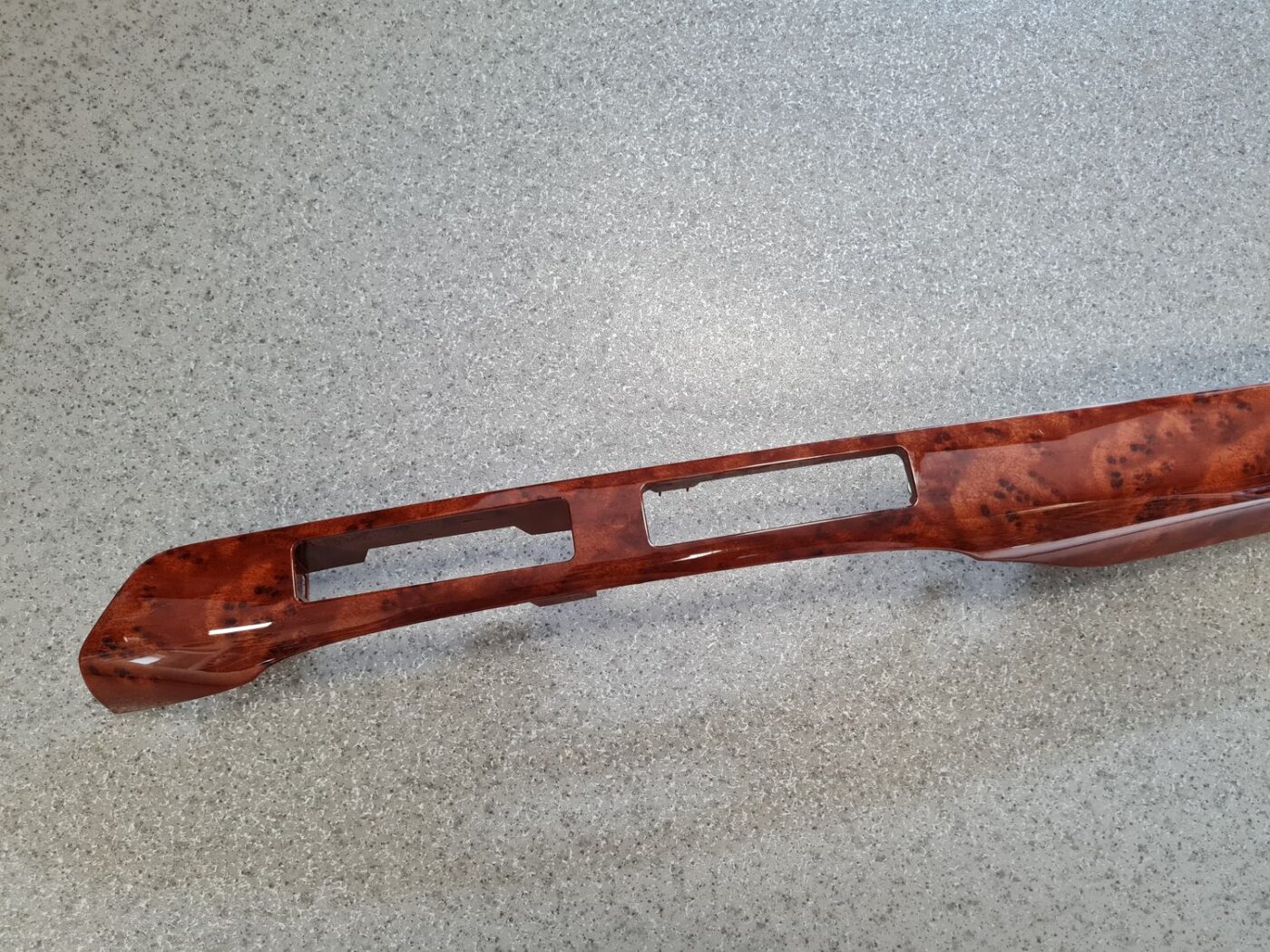 Mērinstrumentu paneļa dekoratīvā uzlika priekš TOYOTA AVENSIS 2004