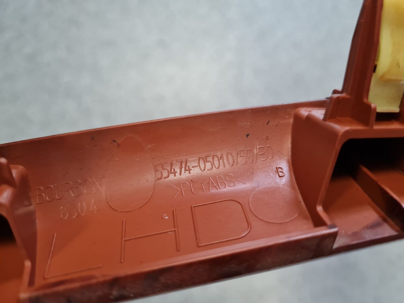 Mērinstrumentu paneļa dekoratīvā uzlika priekš TOYOTA AVENSIS 2004