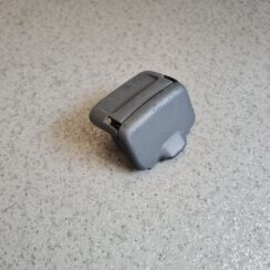 Centrālās konsoles nodalījums priekš VOLVO V70 2000