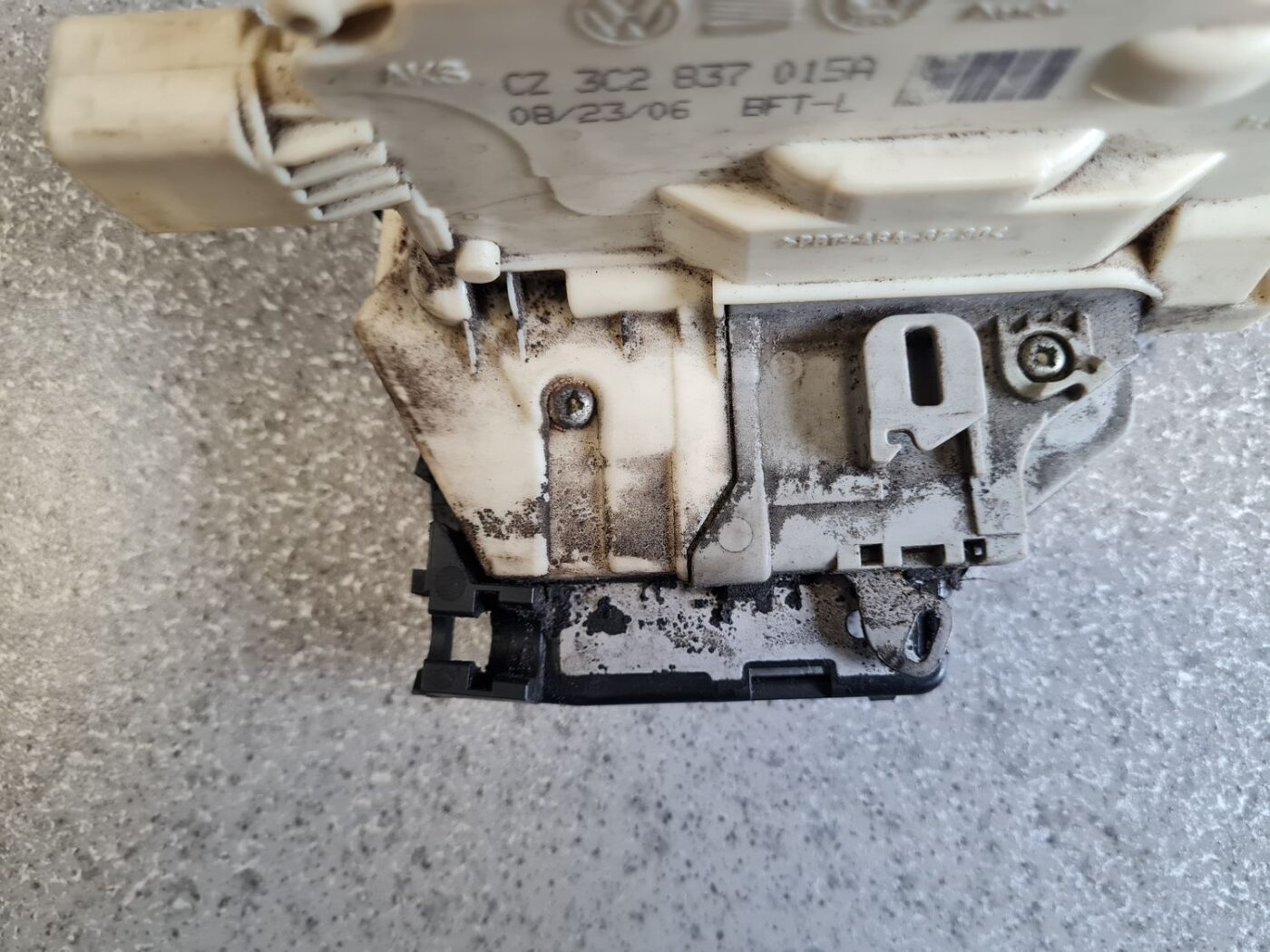 Priekšējo kreiso durvju slēdzene priekš VW PASSAT 2007 UNIVERSAL SILVER 7 Priekšējo kreiso durvju slēdzene priekš VW PASSAT 2007 UNIVERSAL SILVER