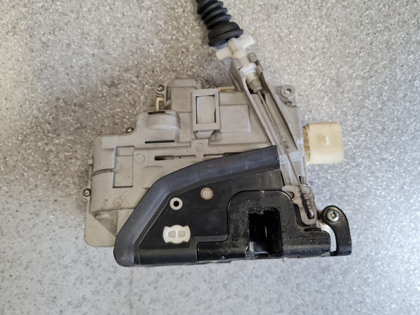 Priekšējo kreiso durvju slēdzene priekš VW PASSAT 2007 UNIVERSAL SILVER 5 Priekšējo kreiso durvju slēdzene priekš VW PASSAT 2007 UNIVERSAL SILVER