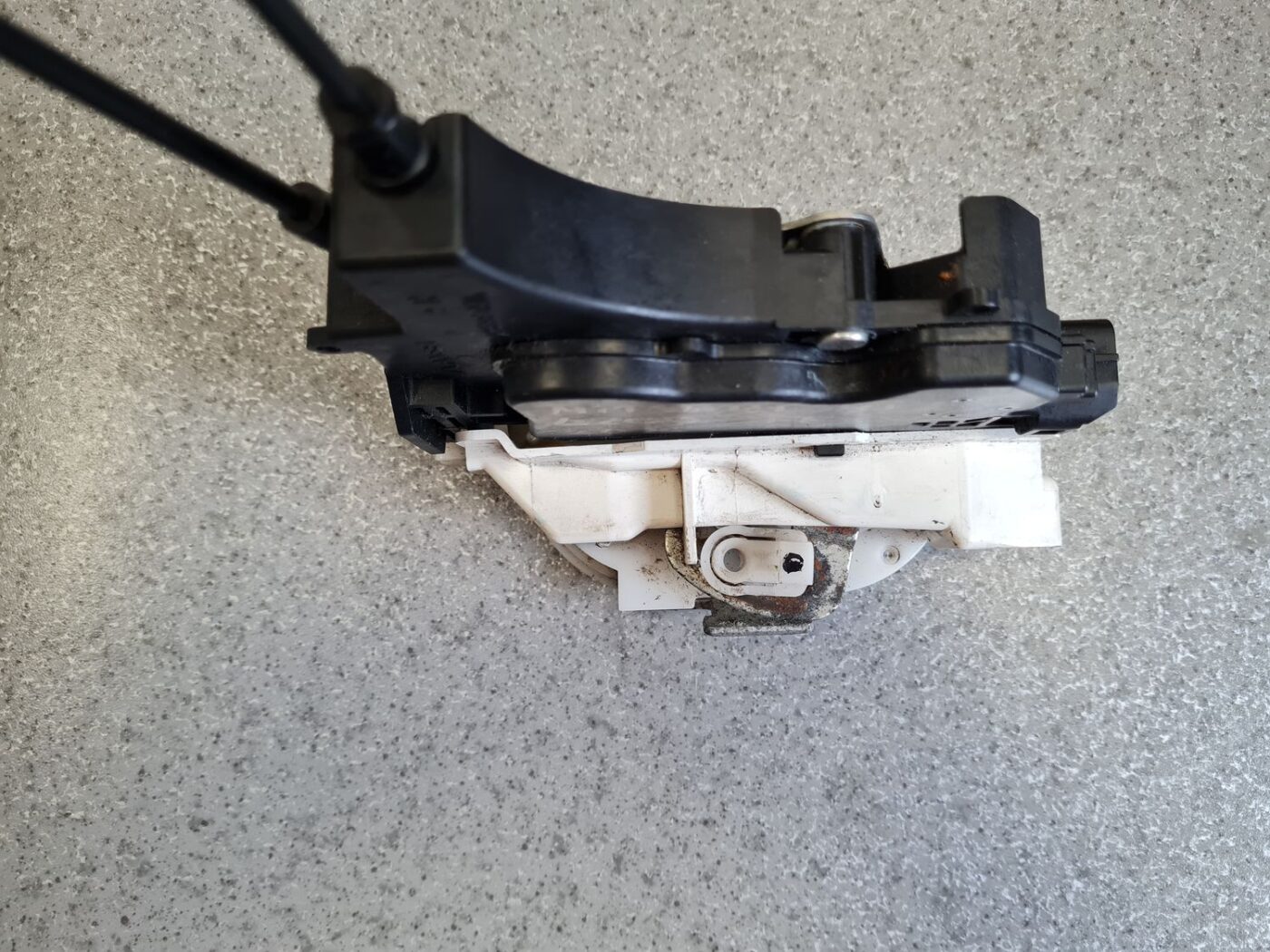 Priekšējo labo durvju slēdzene priekš MITSUBISHI L200 2007-2014 8 Priekšējo labo durvju slēdzene priekš MITSUBISHI L200 2007-2014