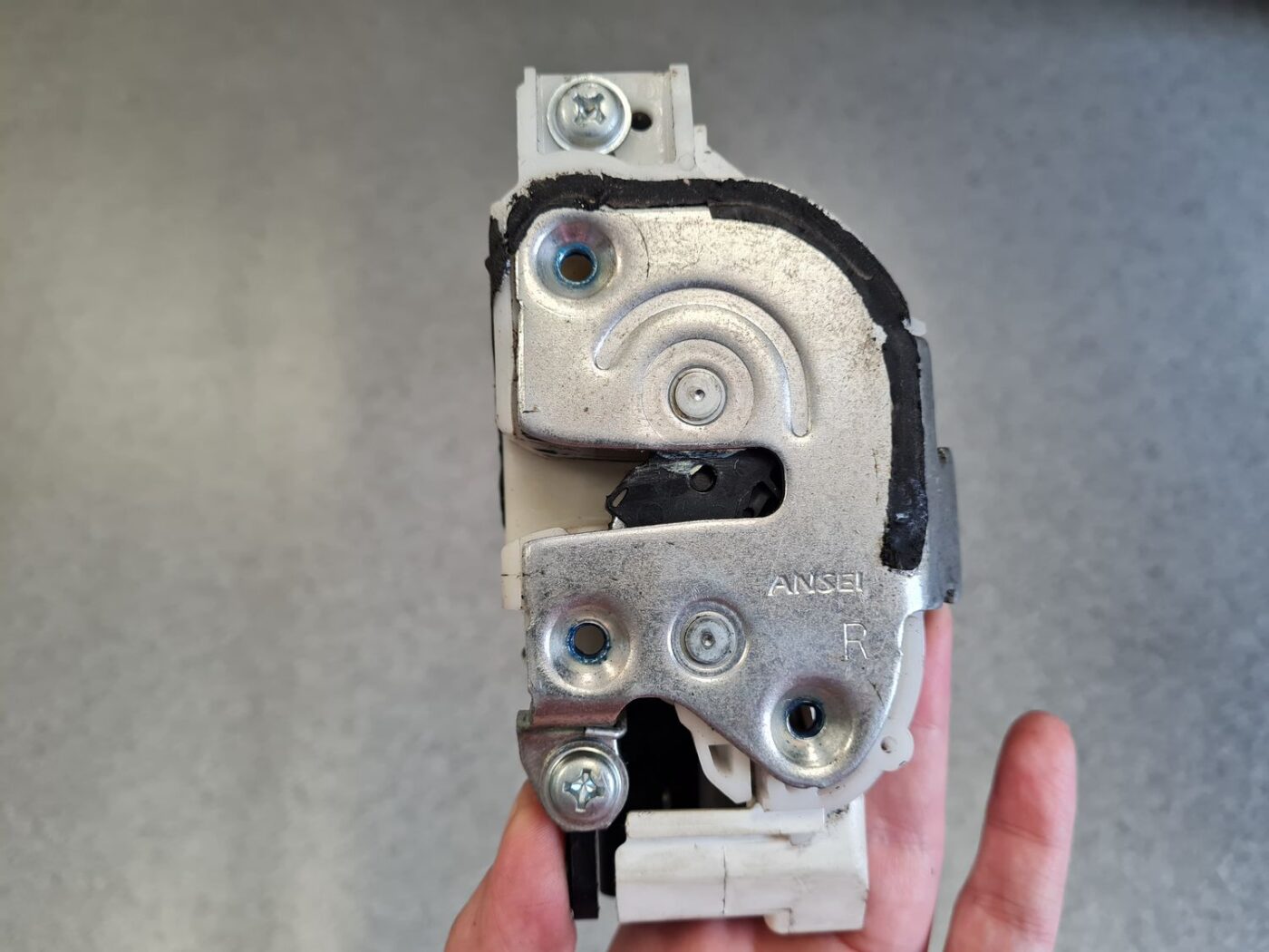 Priekšējo labo durvju slēdzene priekš MITSUBISHI L200 2007-2014 4 Priekšējo labo durvju slēdzene priekš MITSUBISHI L200 2007-2014