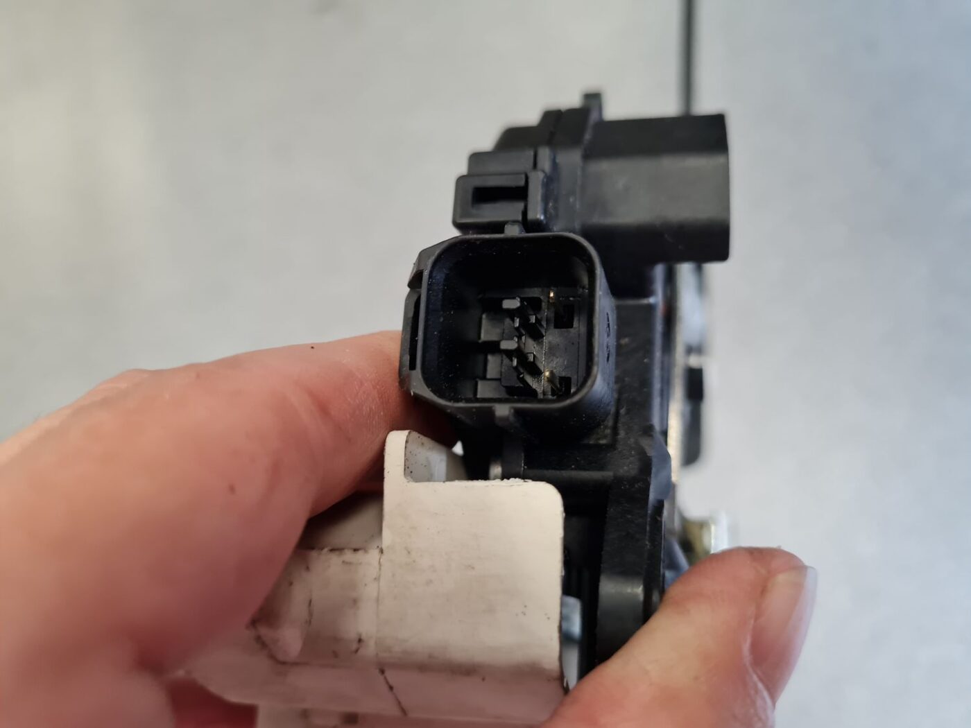 Priekšējo labo durvju slēdzene priekš MITSUBISHI L200 2007-2014 3 Priekšējo labo durvju slēdzene priekš MITSUBISHI L200 2007-2014