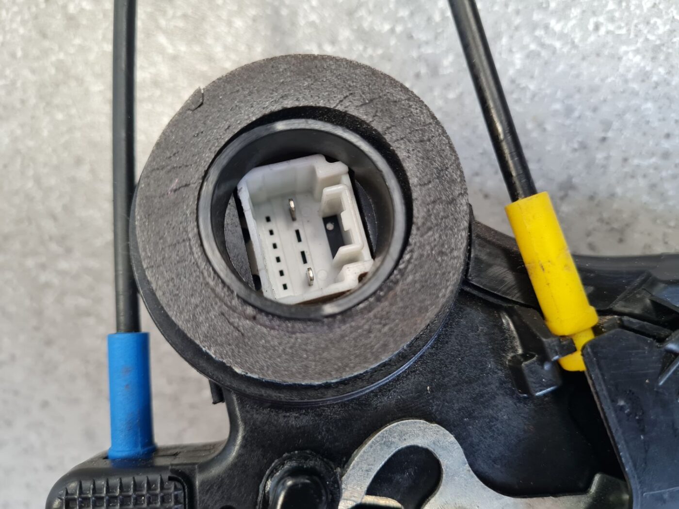 Aizmugurējo labo durvju slēdzene priekš TOYOTA COROLLA VERSO 2009