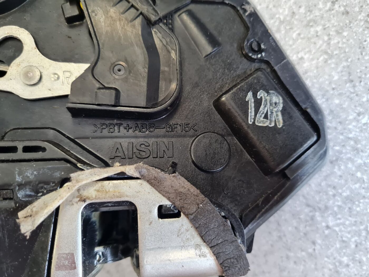 Aizmugurējo labo durvju slēdzene priekš TOYOTA COROLLA VERSO 2009