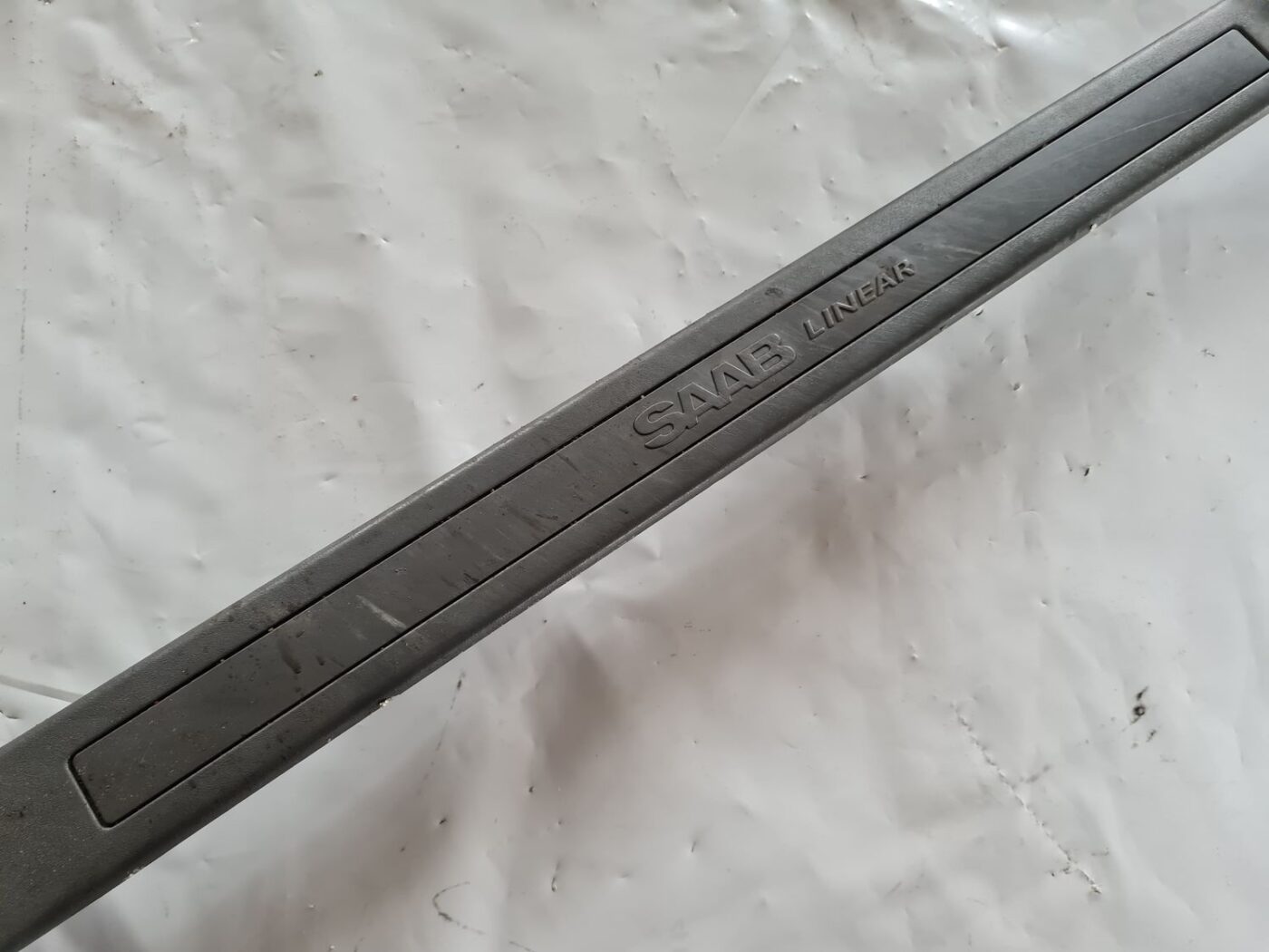 Sliekšņa priekšēja kreisa uzlika (salonā) priekš SAAB 9-5 1999 2 Sliekšņa priekšēja kreisa uzlika (salonā) priekš SAAB 9-5 1999