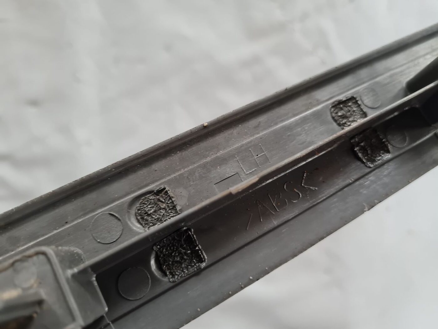 Sliekšņa priekšēja kreisa uzlika (salonā) priekš SAAB 9-5 1999 4 Sliekšņa priekšēja kreisa uzlika (salonā) priekš SAAB 9-5 1999