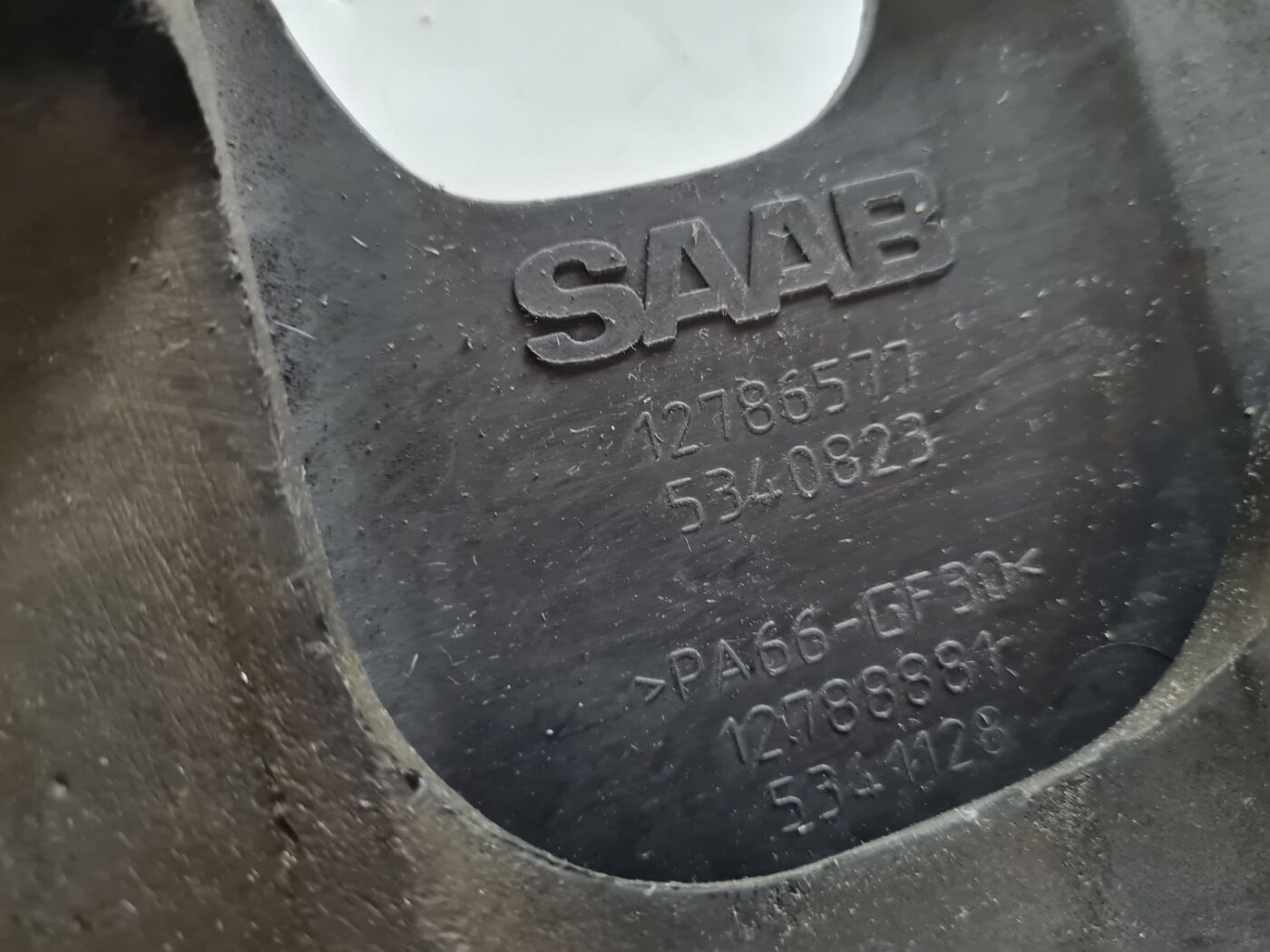 Dzinēja dekoratīvais vāks priekš SAAB 9-5 1999 4 Dzinēja dekoratīvais vāks priekš SAAB 9-5 1999