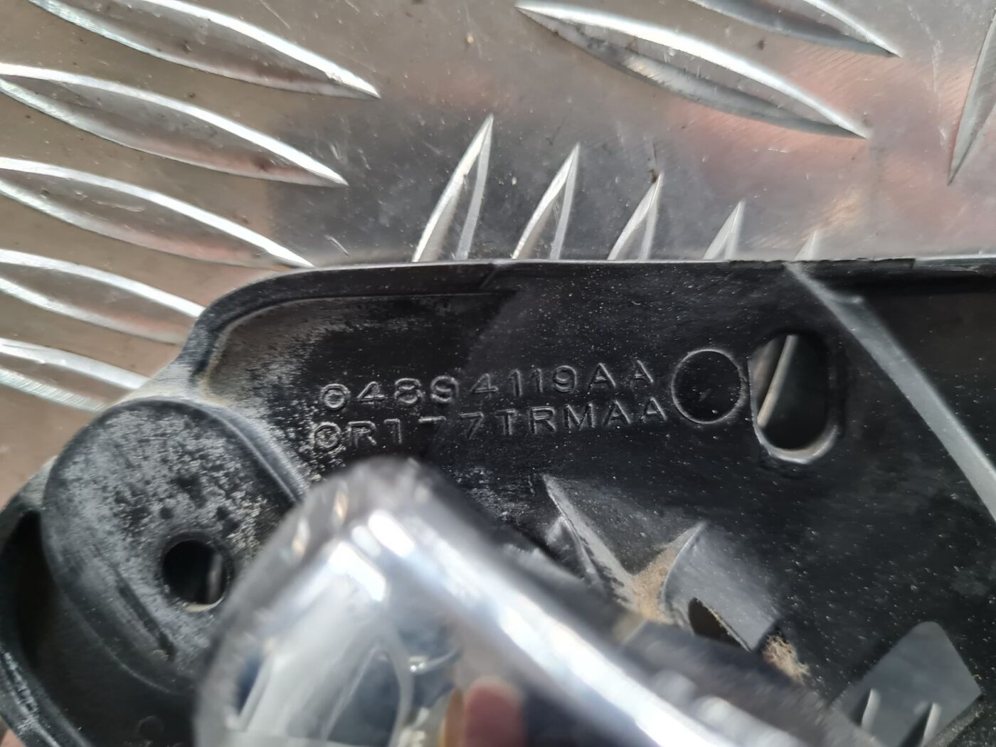 Salona durvju rokturis, priekšējais kreisais priekš CHRYSLER VOYAGER 2006