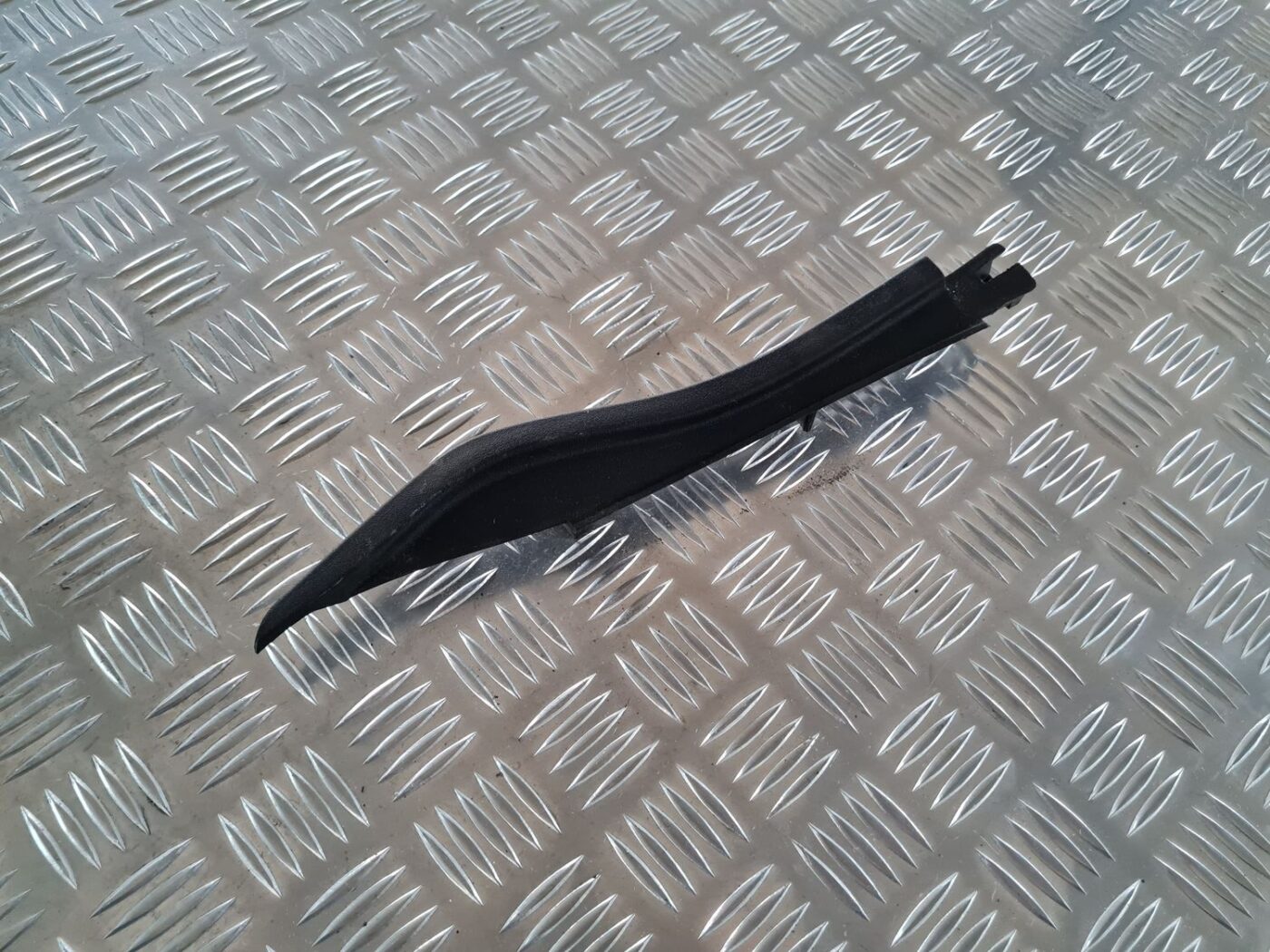 Mērinstrumentu paneļa sānu apdare priekš CHRYSLER VOYAGER 2006 1 Mērinstrumentu paneļa sānu apdare priekš CHRYSLER VOYAGER 2006