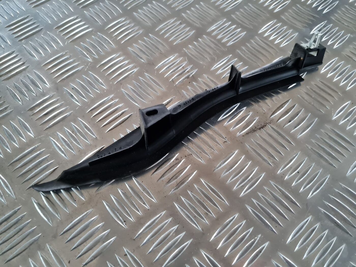 Mērinstrumentu paneļa sānu apdare priekš CHRYSLER VOYAGER 2006 6 Mērinstrumentu paneļa sānu apdare priekš CHRYSLER VOYAGER 2006