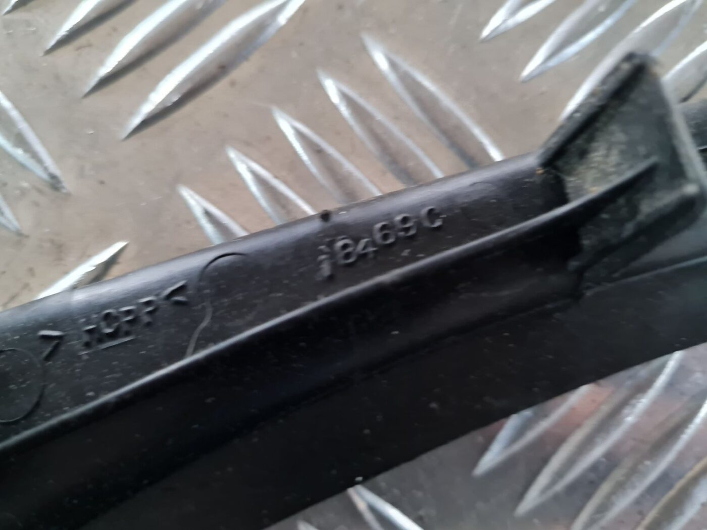 Mērinstrumentu paneļa sānu apdare priekš CHRYSLER VOYAGER 2006 4 Mērinstrumentu paneļa sānu apdare priekš CHRYSLER VOYAGER 2006