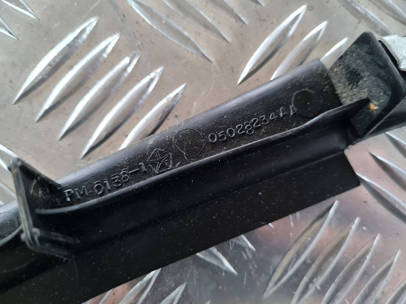 Mērinstrumentu paneļa sānu apdare priekš CHRYSLER VOYAGER 2006 3 Mērinstrumentu paneļa sānu apdare priekš CHRYSLER VOYAGER 2006