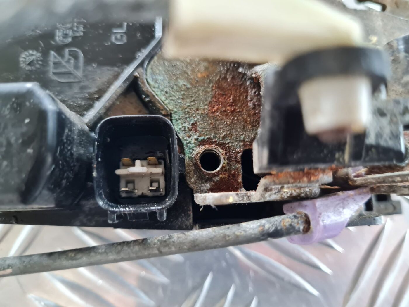 Priekšējo kreiso durvju slēdzene priekš CHRYSLER VOYAGER 2006 4 Priekšējo kreiso durvju slēdzene priekš CHRYSLER VOYAGER 2006