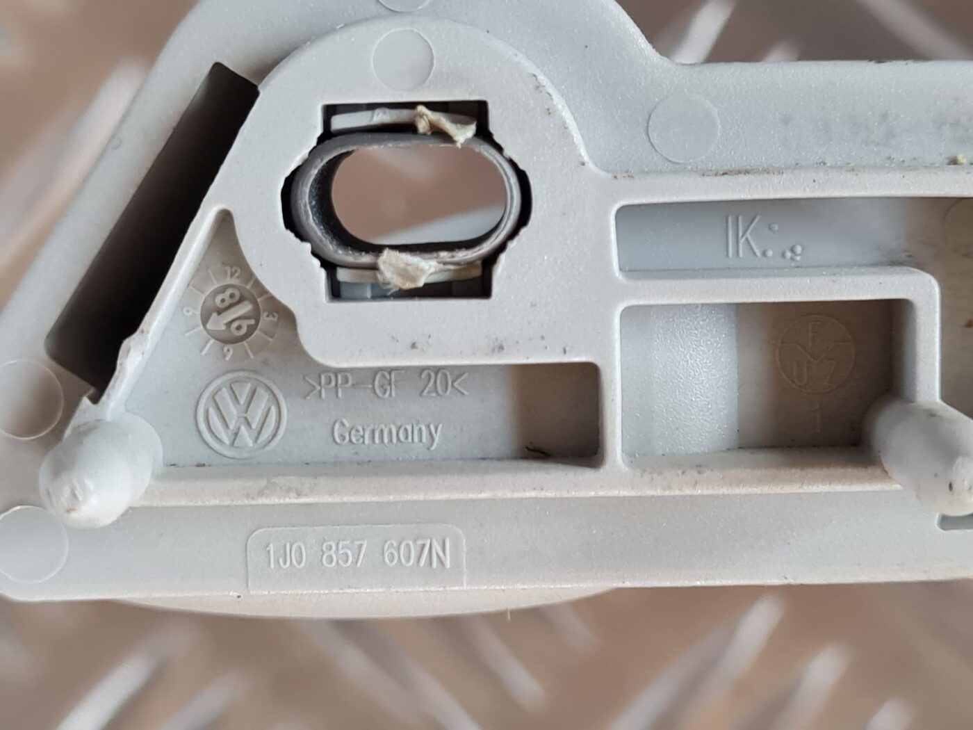 Salona rokturis griestos priekš VW GOLF IV 1999