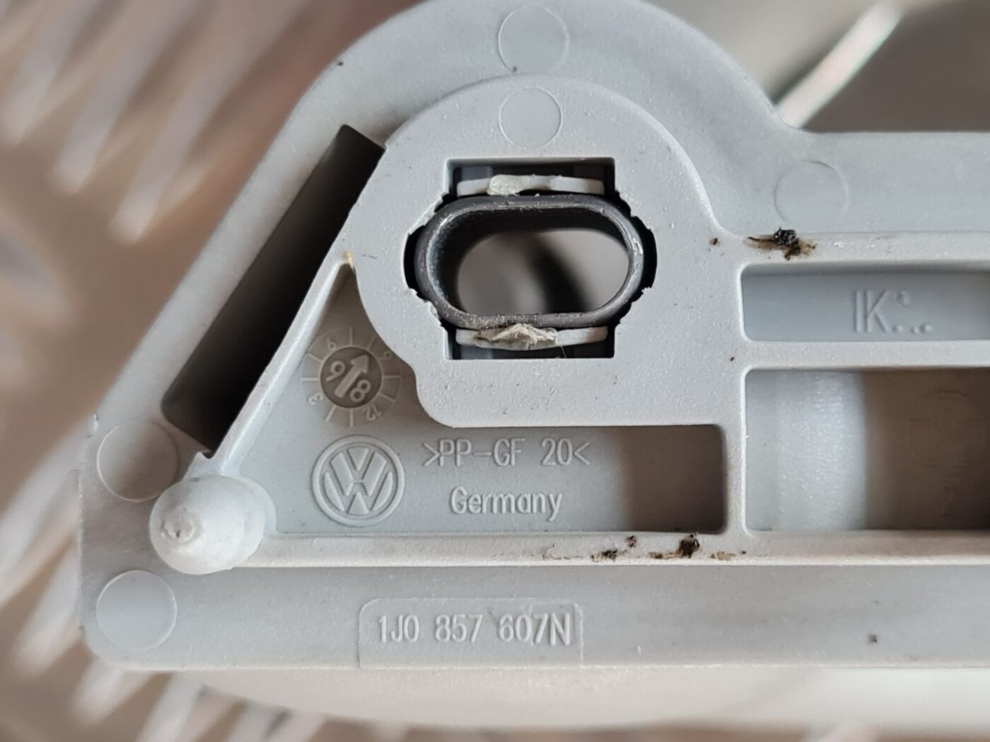 Salona rokturis griestos priekš VW GOLF IV 1999