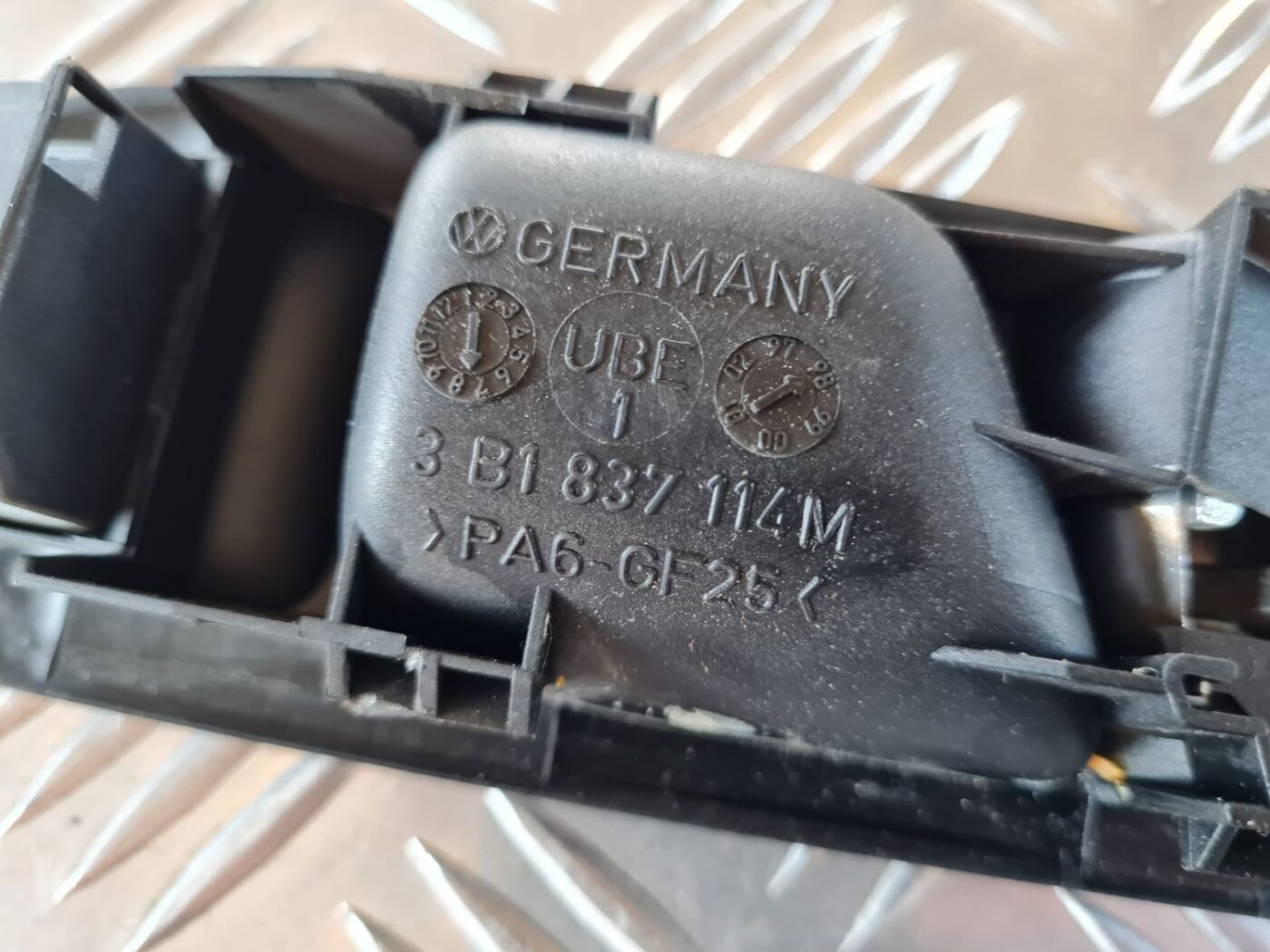 Salona durvju rokturis, priekšējais labais priekš VW GOLF IV 1999