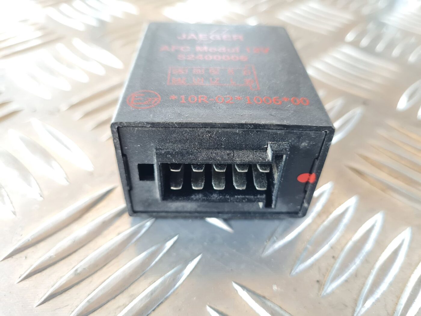 Piekabes āķa vadības bloks priekš VW GOLF IV 1999 4 Piekabes āķa vadības bloks priekš VW GOLF IV 1999