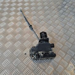 Priekšējo labo durvju slēdzene priekš VW GOLF IV 1999