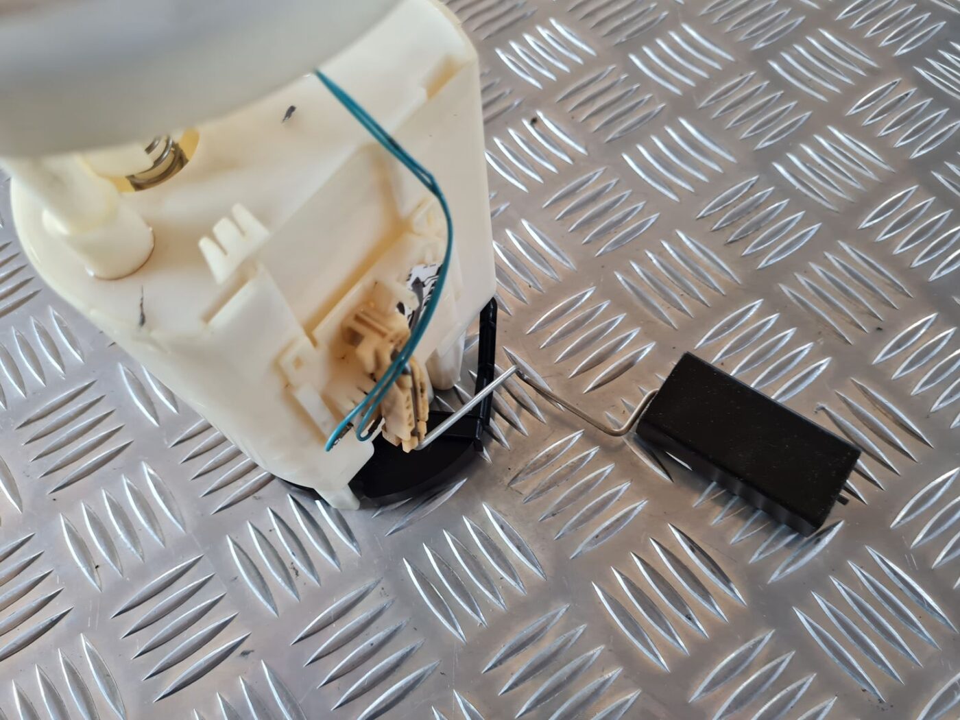 Degvielas tvertnes sūknis priekš VW GOLF IV 1999 3 Degvielas tvertnes sūknis priekš VW GOLF IV 1999