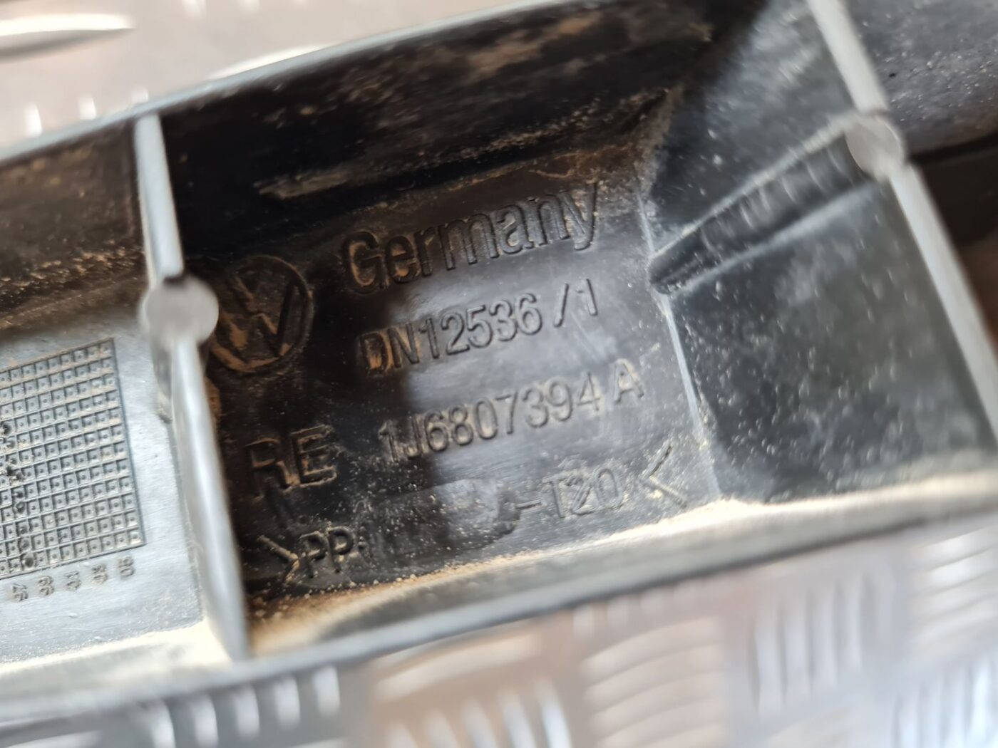 Aizmugurēja bufera kronšteins priekš VW GOLF IV 1999