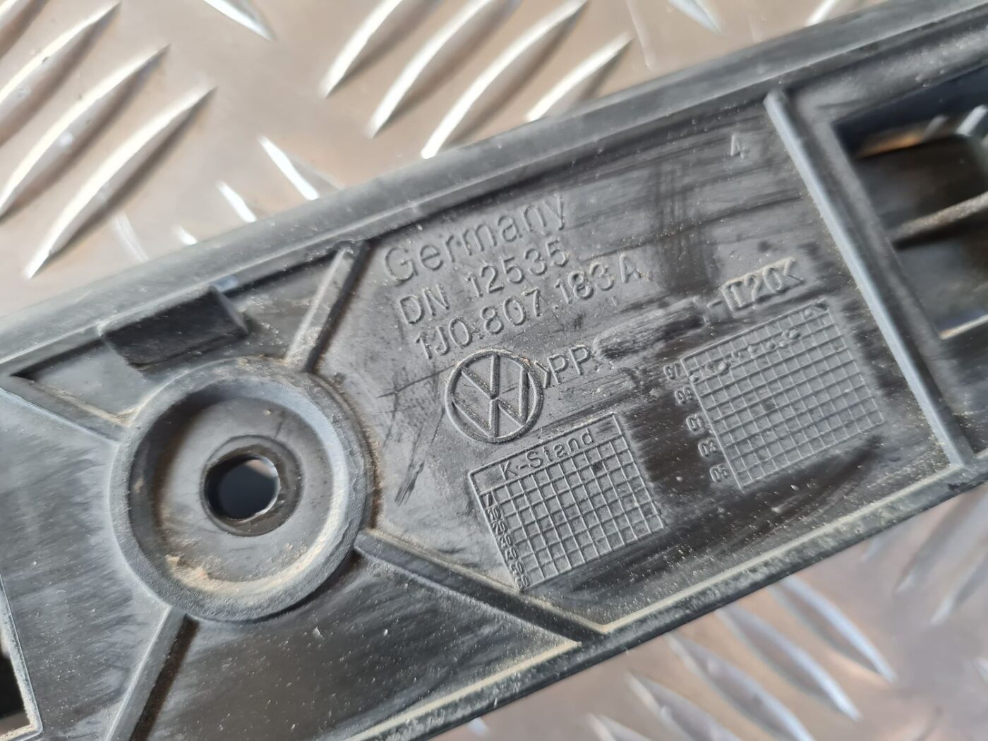 Priekšēja bufera kronšteins priekš VW GOLF IV 1999 4 Priekšēja bufera kronšteins priekš VW GOLF IV 1999