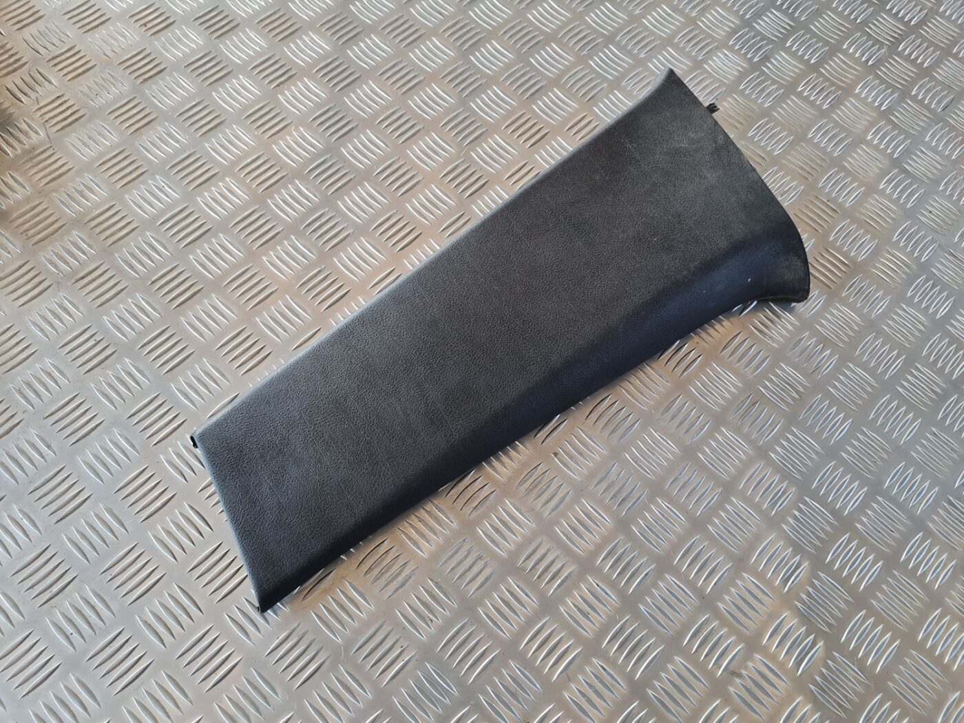 Vidējas salona statnes apdare priekš VW GOLF IV 1999 1 Vidējas salona statnes apdare priekš VW GOLF IV 1999