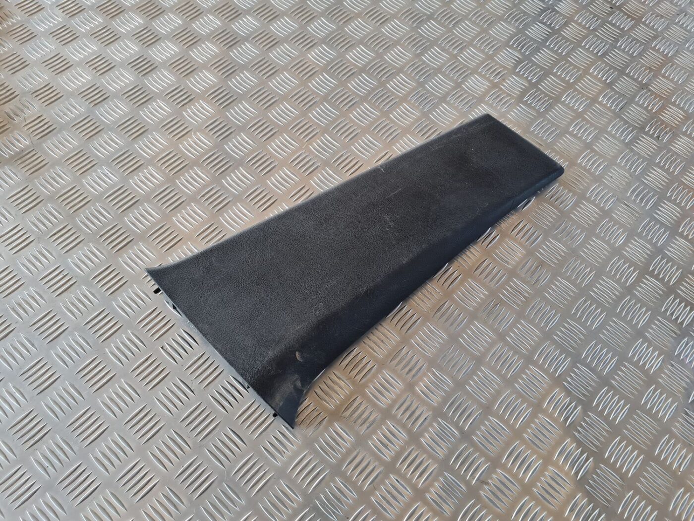 Vidējas salona statnes apdare priekš VW GOLF IV 1999 1 Vidējas salona statnes apdare priekš VW GOLF IV 1999