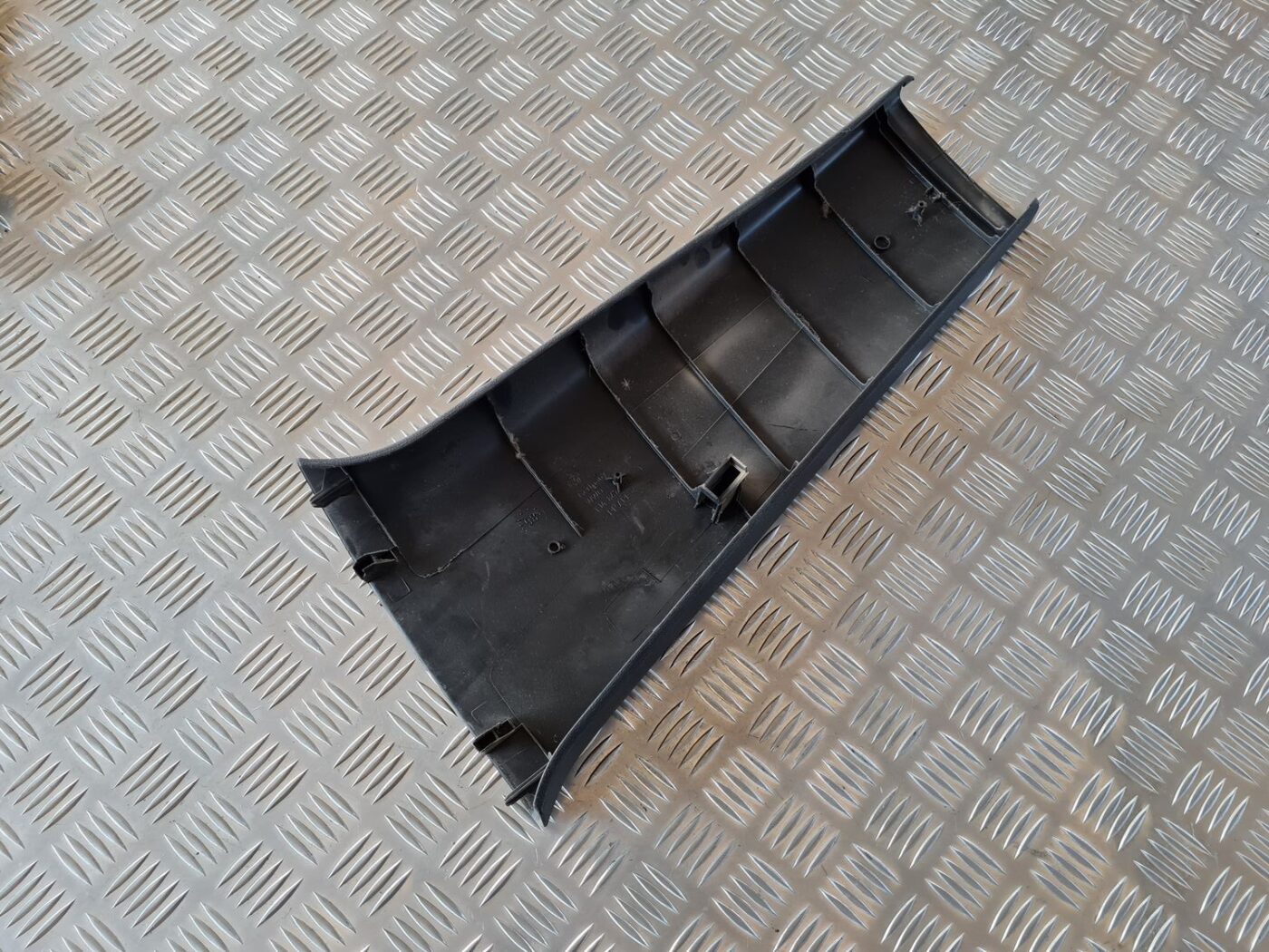 Vidējas salona statnes apdare priekš VW GOLF IV 1999 2 Vidējas salona statnes apdare priekš VW GOLF IV 1999