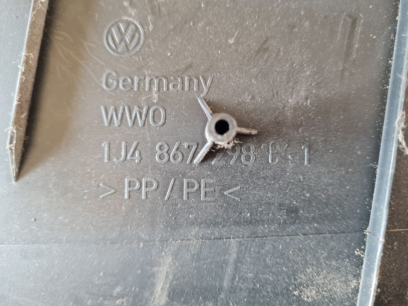 Vidējas salona statnes apdare priekš VW GOLF IV 1999 3 Vidējas salona statnes apdare priekš VW GOLF IV 1999